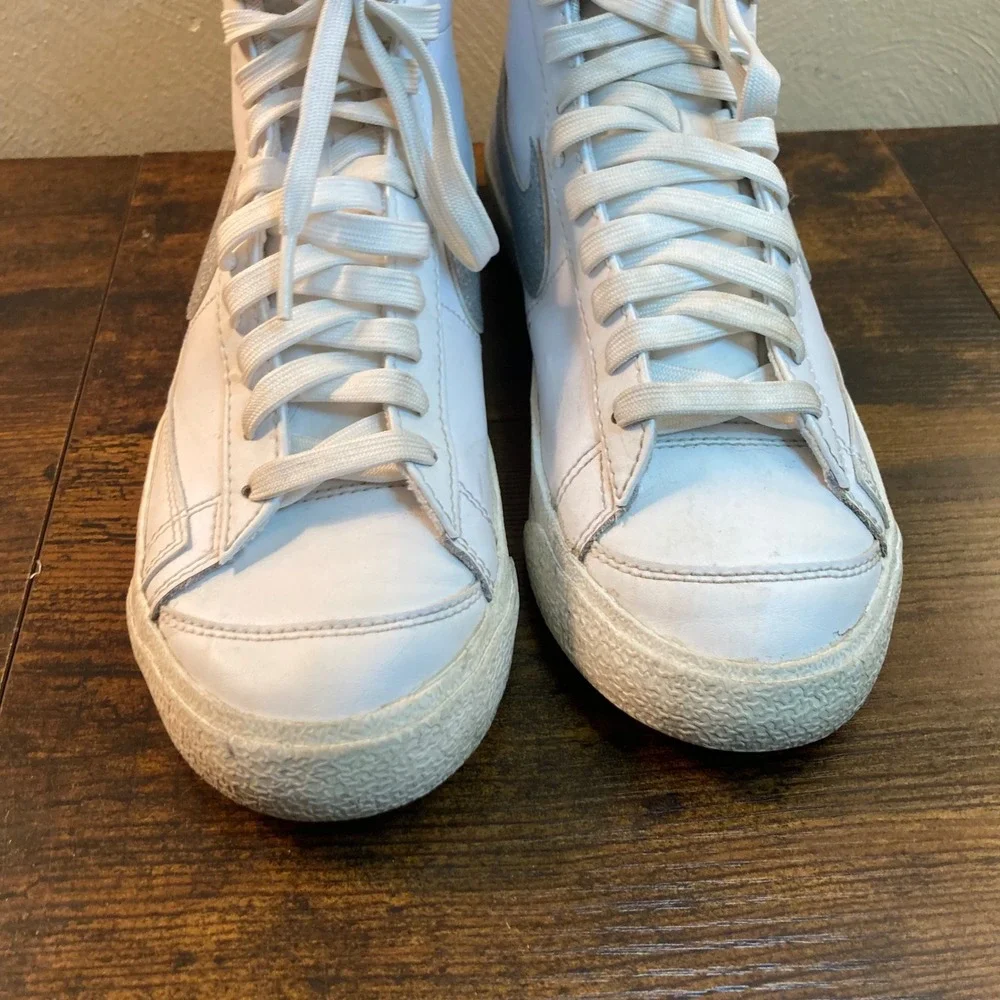 Nike Blazer Mid 77 Womens 8 White Metallic Silver High Top Shoes DQ7574-100